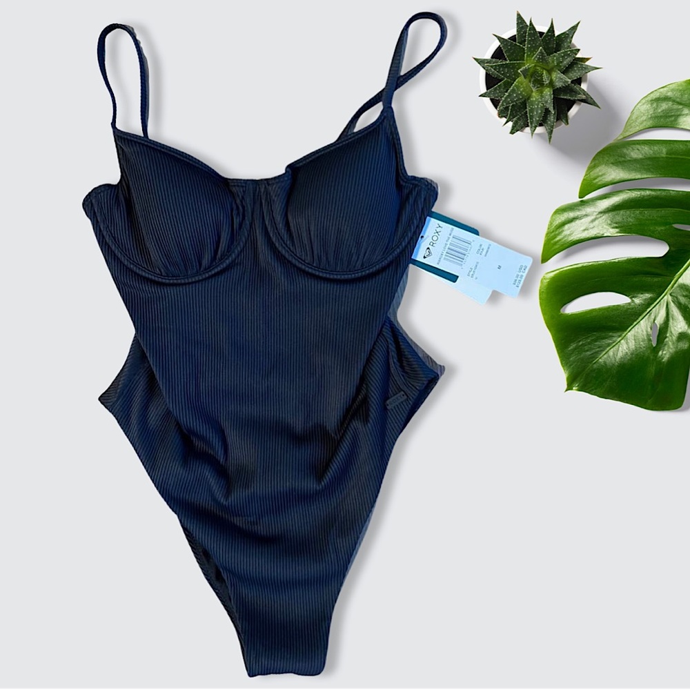 ❤️‍🔥 Love Muse Roxy NWT one piece size medium. ❤️‍🔥